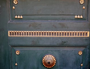 Alte Tür mit Verzierung