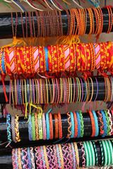 Pulseras de hilos de colores 