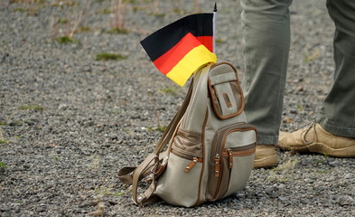 Kleiner Rucksack mit Deutschlandflagge auf einer Corona-Demo