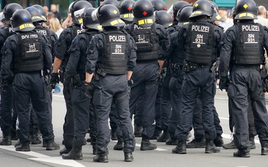 Polizeiaufgebot in schwarzer Uniform auf einer Corona-Demo