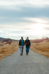 Obraz premium Friends hiking down the road