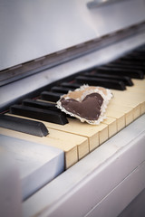 fabric stitched heart on piano,сшитое из ткани сердце на пианино,