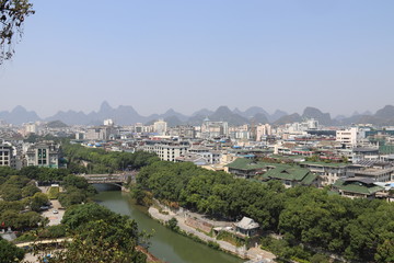 Fototapeta na wymiar Paysage urbain et fleuve à Guilin, Chine