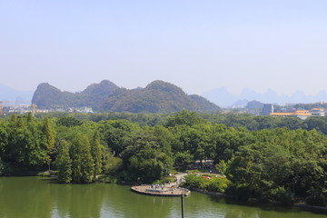 Obraz premium Lac et paysage urbain à Guilin, Chine 