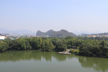 Fototapeta na wymiar Lac et paysage urbain à Guilin, Chine 