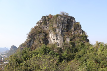 Fototapeta na wymiar Montagne karstique à Guilin, Chine