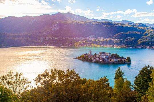 Vista dall'alto della meravigliosa isola di San Giulio nel Lago d'Orta, Piemonte, Italia