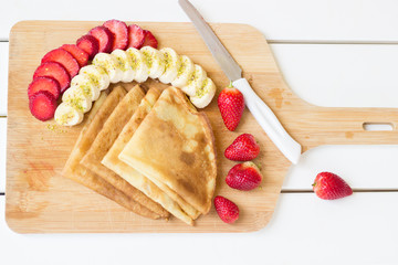 Pancakes filled with fresh strawberries and banana - 347627151