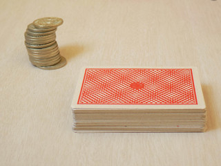 Baraja junto a monedas