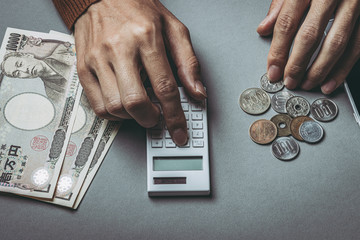 お金の計算をする人