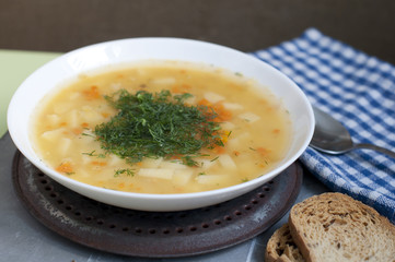 Pea soup with dill, grens and crumbs
