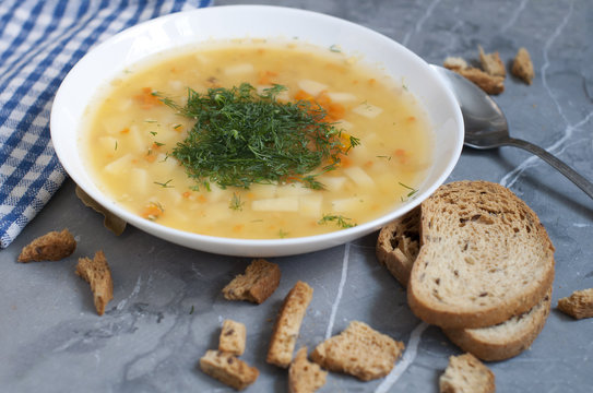 Pea soup with dill, grens and crumbs