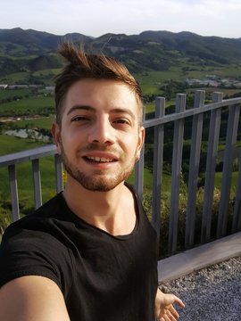 Bel ragazzo si scatta un selfie all aperto