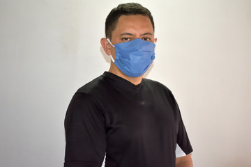 Hombre maduro utilizando un tapabocas