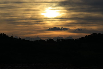 Alba con nuvole fitte