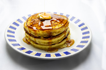 hotcakes con miel de maple y mantequilla