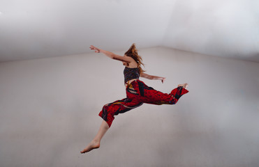 Fototapeta na wymiar Modern dance performer