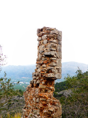 monumento de piedras de un castillo en ruinas