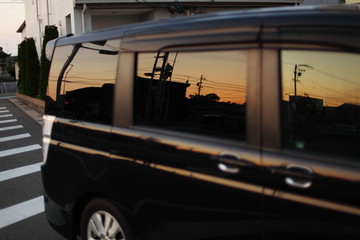 窓に映る朝焼け