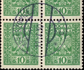 Krzeszowice. Kasownik / datownik pocztowy (1930) odbity na znaczkach pocztowych z godłem państwowym na tle jednolitym między pionowymi ornamentami (10 gr, Fi.243).
