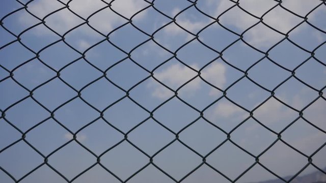 Cielo azul a trav&eacute;s de una malla