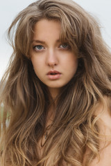 Fototapeta premium Nagi portret dziewczyny w bieliźnie na piasku