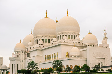 Fototapeta na wymiar sheikh zayed grand mosque in Abu Dhabi 