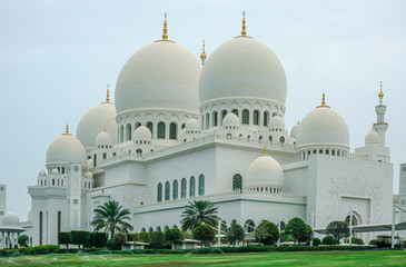 Fototapeta na wymiar sheikh zayed grand mosque in Dubai 