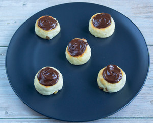 Round cheesecakes with chocolate sauce