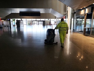 operator with scrubber at the station
