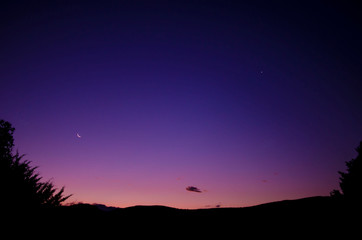 Atardecer violeta, la luna y Venus