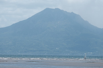 大きな桜島とウインドサーフィン
