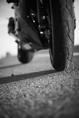 La rueda de una moto deportiva en la carretera