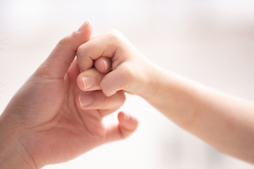 手をつなぐ母子