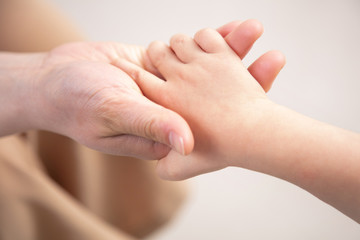 手をつなぐ母子