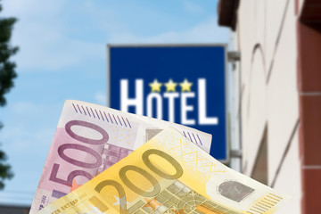 Ein Hotel und Euro Geldscheine