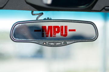 Innenspiegel im Auto und Hinweis auf MPU Test