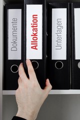 Allokation – Finanzen/Statistik. Ordner im Büro-Regal. Hand greift Unterlagen im Schrank....