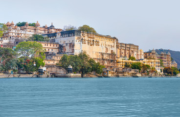 Obraz premium Udaipur City Palace from Lake Pichola. Udaipur, Rajasthan, India