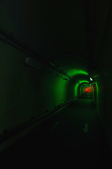 薄暗いトンネル