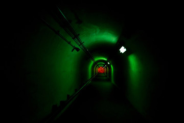 薄暗いトンネル