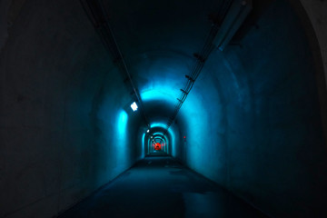 薄暗いトンネル