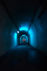 薄暗いトンネル