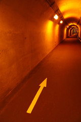 赤いトンネルと矢印