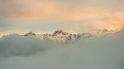 Fototapeta na wymiar Montagne et mer nuage