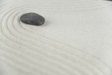 Foto auf Glas Zen Garten. Pyramiden aus weißen und grauen Zen-Steinen auf dem weißen Sand mit abstrakten Wellenzeichnungen. Konzept der Harmonie, Balance und Meditation, Spa, Massage, Entspannung. © strigana