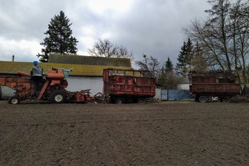 Obraz premium Harvester on farm in rural countryside