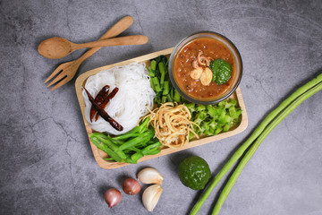 Thai rice noodle with peanut sauce ; kanom jeen nam prik