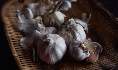 The garlic in a bamboo basket