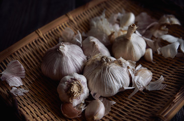 The garlic in a bamboo basket